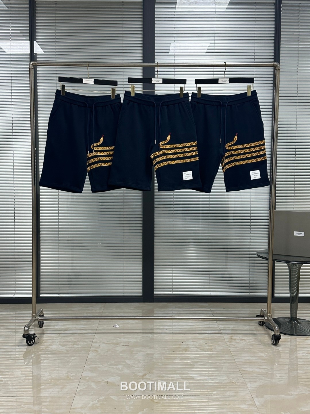 Thom Browne SS25 Cotton Terry Embroidered Snake Motif Shorts with 4-Bar Detail 톰브라운 SS25 코튼 테리 자수 스네이크 모티프 쇼츠 4바 디테일 1