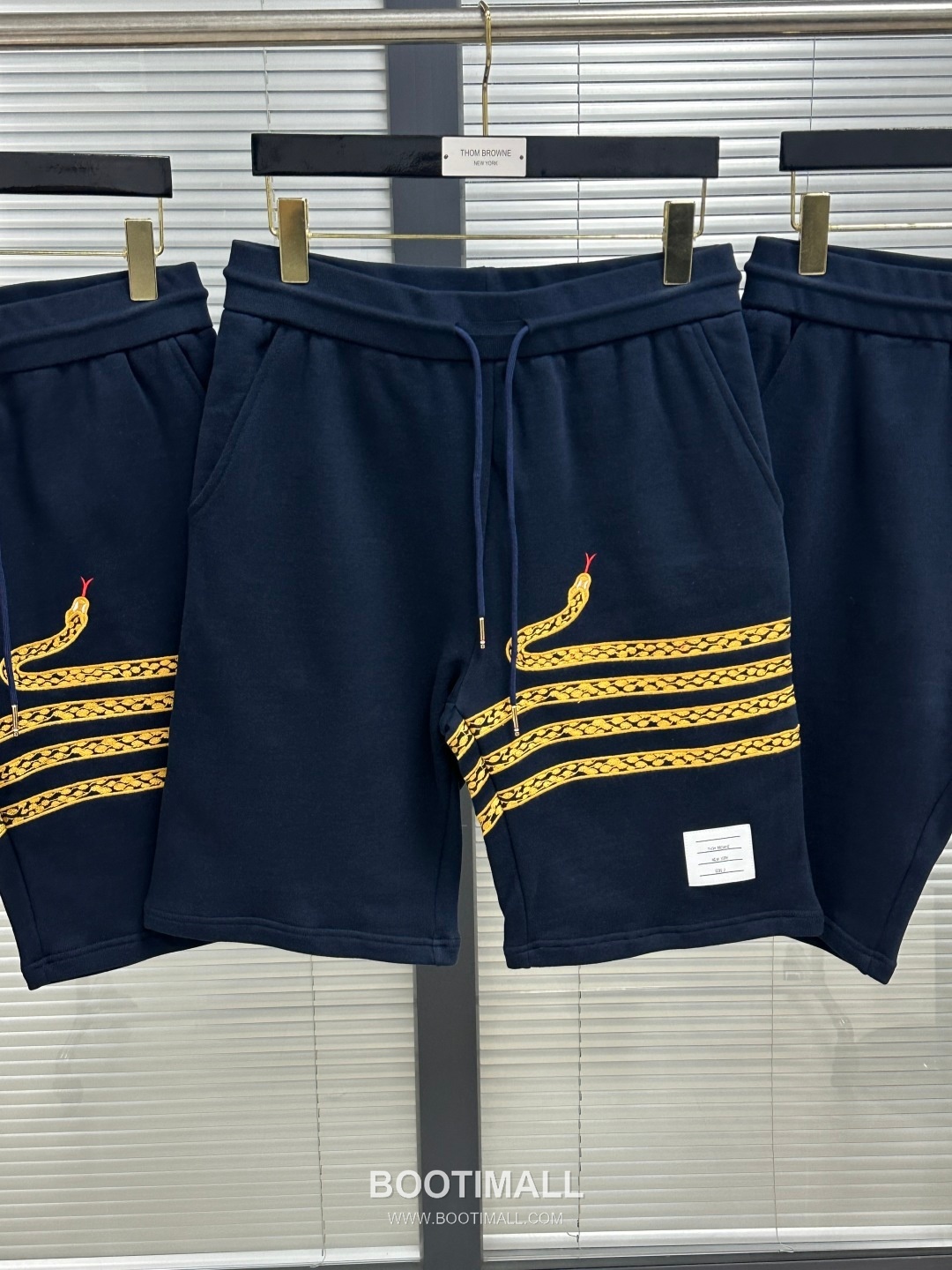 Thom Browne SS25 Cotton Terry Embroidered Snake Motif Shorts with 4-Bar Detail 톰브라운 SS25 코튼 테리 자수 스네이크 모티프 쇼츠 4바 디테일 2