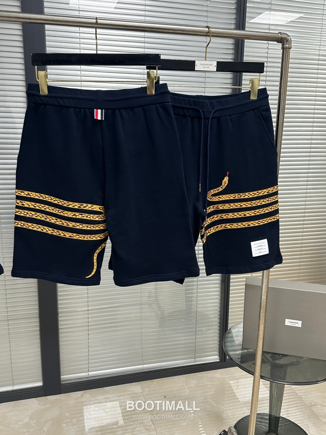 Thom Browne SS25 Cotton Terry Embroidered Snake Motif Shorts with 4-Bar Detail 톰브라운 SS25 코튼 테리 자수 스네이크 모티프 쇼츠 4바 디테일 3