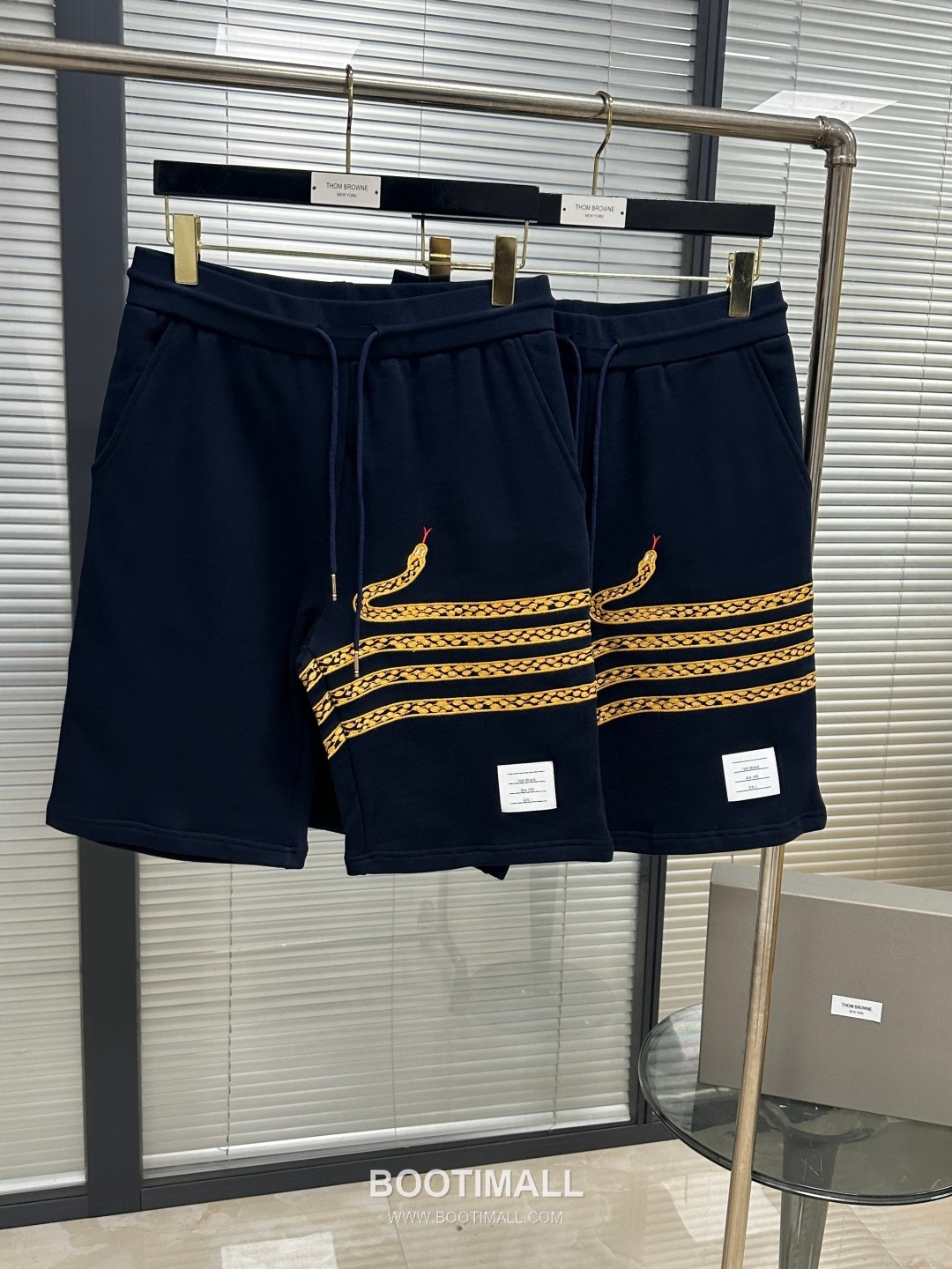 Thom Browne SS25 Cotton Terry Embroidered Snake Motif Shorts with 4-Bar Detail 톰브라운 SS25 코튼 테리 자수 스네이크 모티프 쇼츠 4바 디테일 4