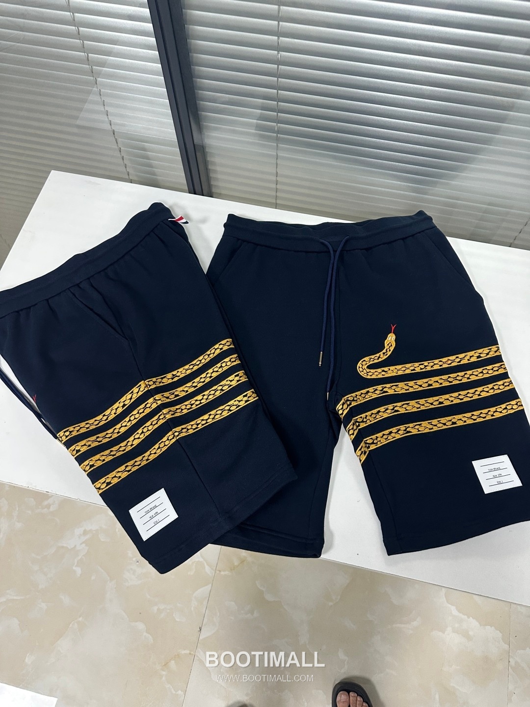 Thom Browne SS25 Cotton Terry Embroidered Snake Motif Shorts with 4-Bar Detail 톰브라운 SS25 코튼 테리 자수 스네이크 모티프 쇼츠 4바 디테일 8