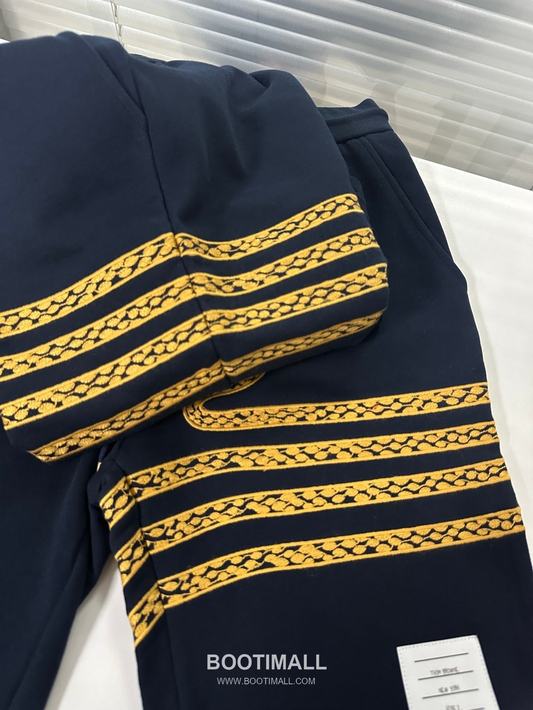 Thom Browne SS25 Cotton Terry Embroidered Snake Motif Shorts with 4-Bar Detail 톰브라운 SS25 코튼 테리 자수 스네이크 모티프 쇼츠 4바 디테일 9