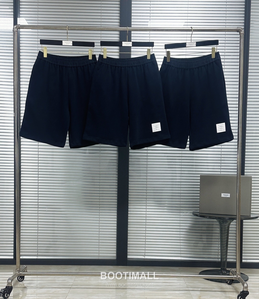 Thom Browne SS26 Cotton Patchwork Mid-Rise Sport Shorts with Logo Detail 톰브라운 SS26 코튼 패치워크 미드라이즈 스포츠 쇼츠 로고 디테일 4