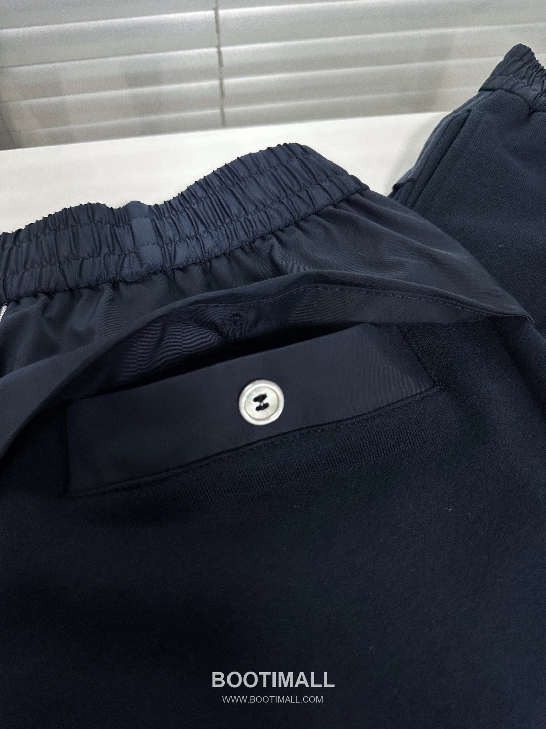 Thom Browne SS26 Cotton Patchwork Mid-Rise Sport Shorts with Logo Detail 톰브라운 SS26 코튼 패치워크 미드라이즈 스포츠 쇼츠 로고 디테일 10