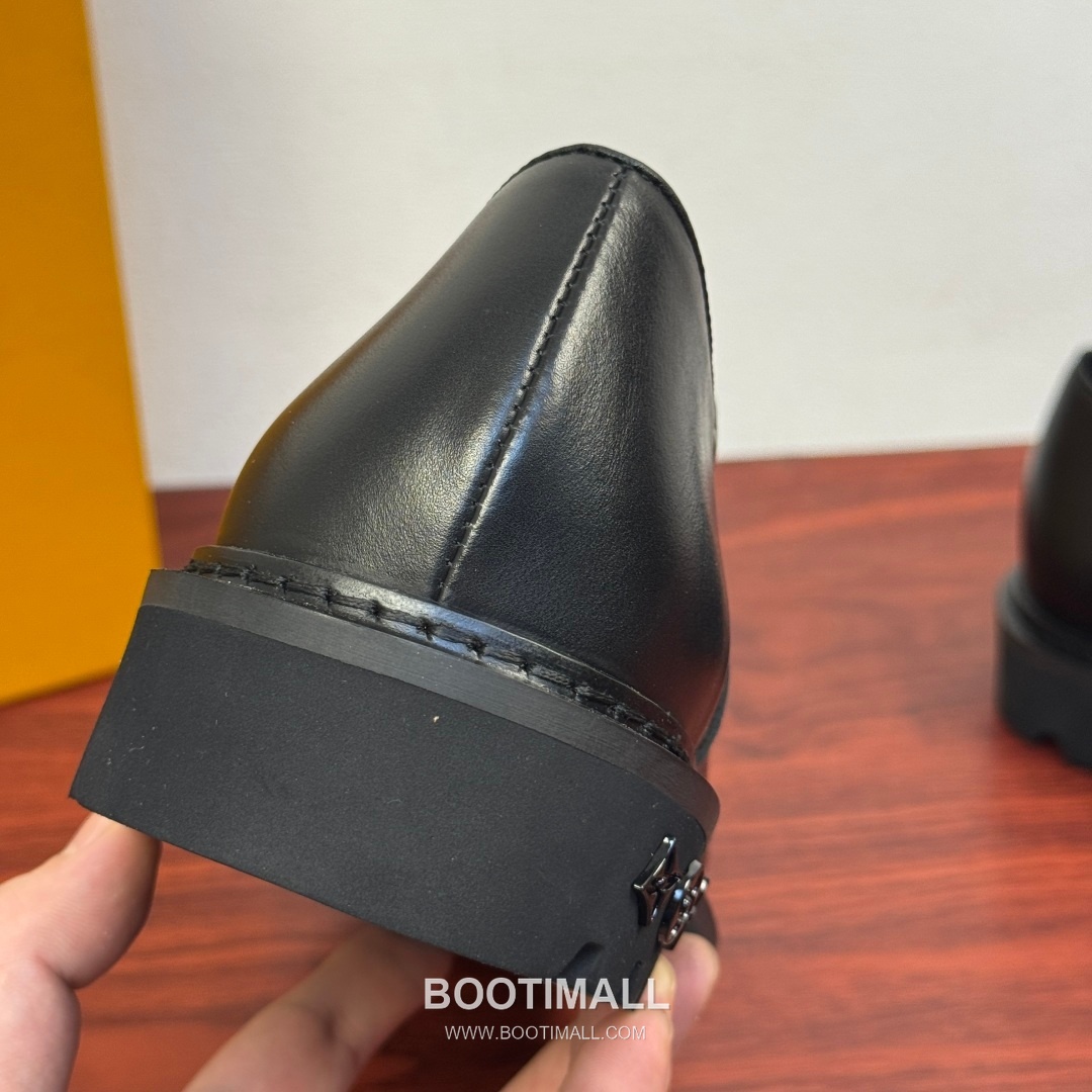 Louis Vuitton Damier Embossed Calfskin Platform Derby Shoes with Signature Rubber Sole Detail 루이비통 다미에 엠보싱 카프스킨 플랫폼 더비 슈즈 시그니처 러버솔 디테일 4.5cm 9