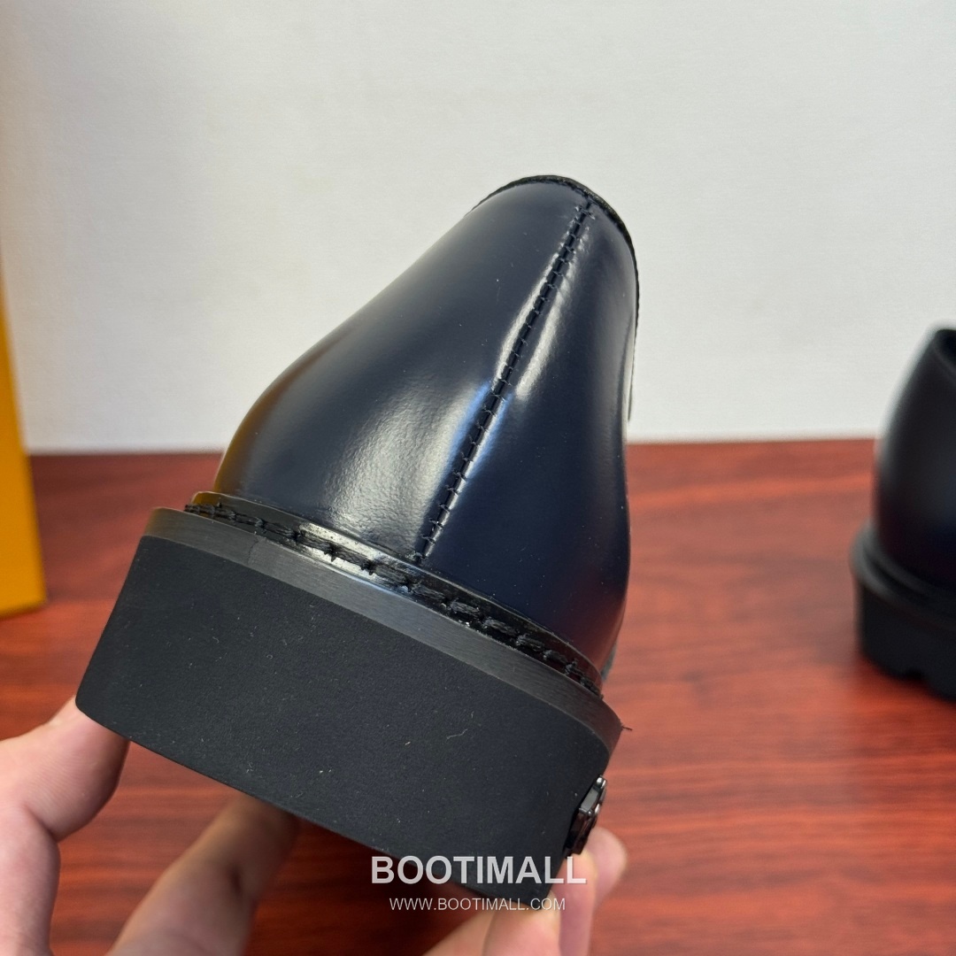 Louis Vuitton Damier Embossed Calfskin Platform Derby Shoes with Signature Rubber Sole Detail 루이비통 다미에 엠보싱 카프스킨 플랫폼 더비 슈즈 시그니처 러버솔 디테일 4.5cm 7