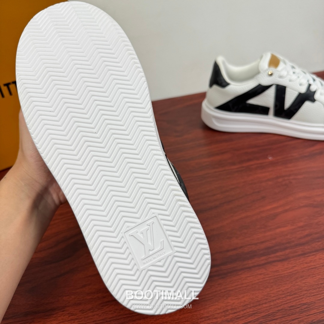 Louis Vuitton Monogram Calfskin Low Sneakers with Geometric Logo Detail 루이비통 모노그램 카프스킨 로우 스니커즈 지오메트릭 로고 디테일 4.0cm 9