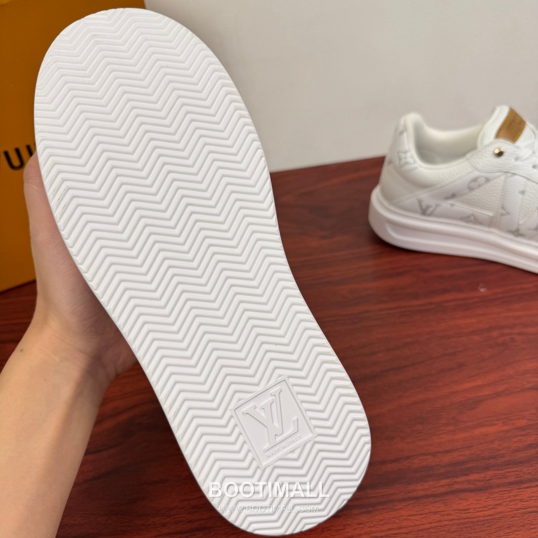 Louis Vuitton Monogram Calfskin Low Sneakers with Geometric Logo Detail 루이비통 모노그램 카프스킨 로우 스니커즈 지오메트릭 로고 디테일 4.0cm 9