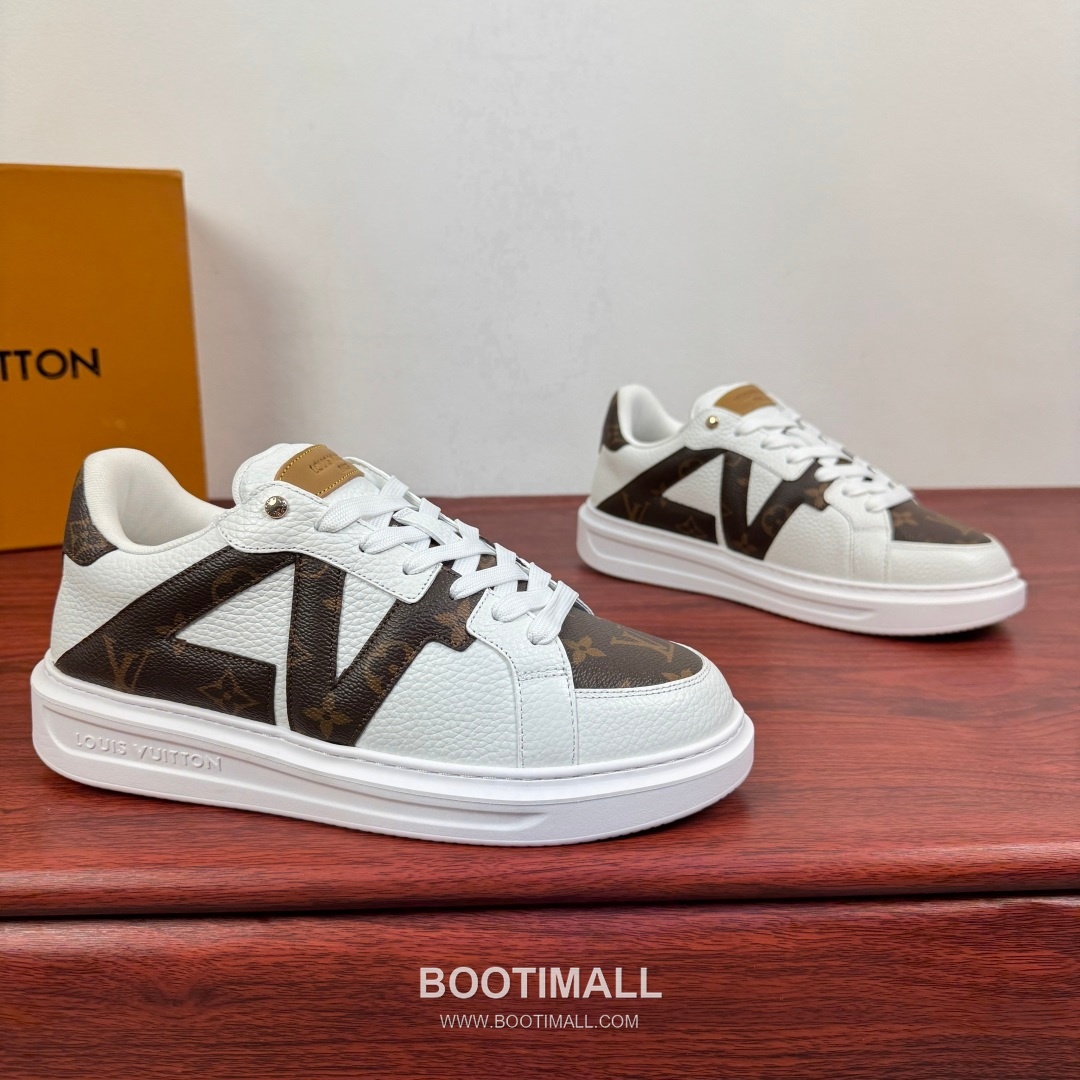 Louis Vuitton Monogram Calfskin Low Sneakers with Geometric Logo Detail 루이비통 모노그램 카프스킨 로우 스니커즈 지오메트릭 로고 디테일 4.0cm 1