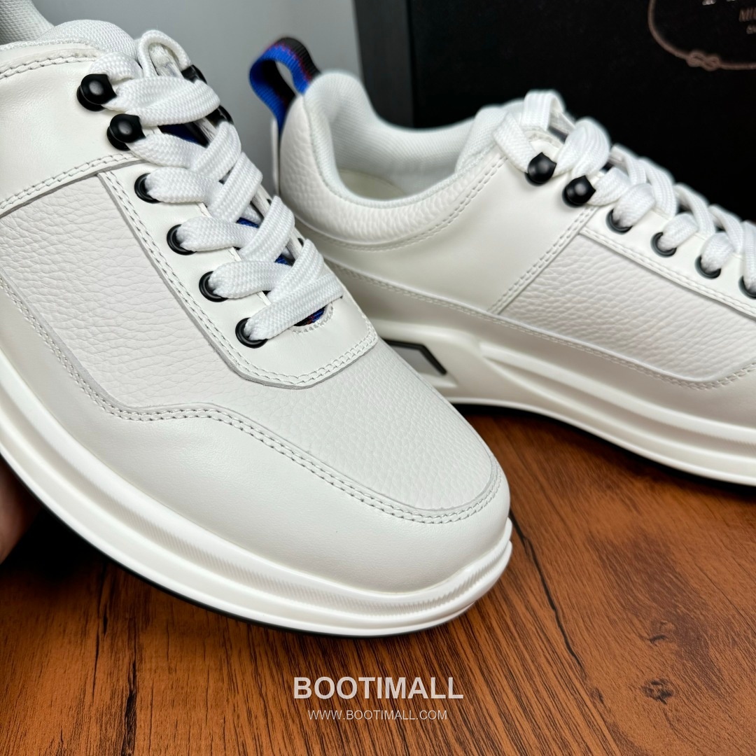 Prada Smooth Calfskin Nylon Low Sneakers with Metal Eyelet Logo Detail 프라다 스무스 카프스킨 나일론 로우 스니커즈 메탈 아일렛 로고 디테일 4.0cm 5
