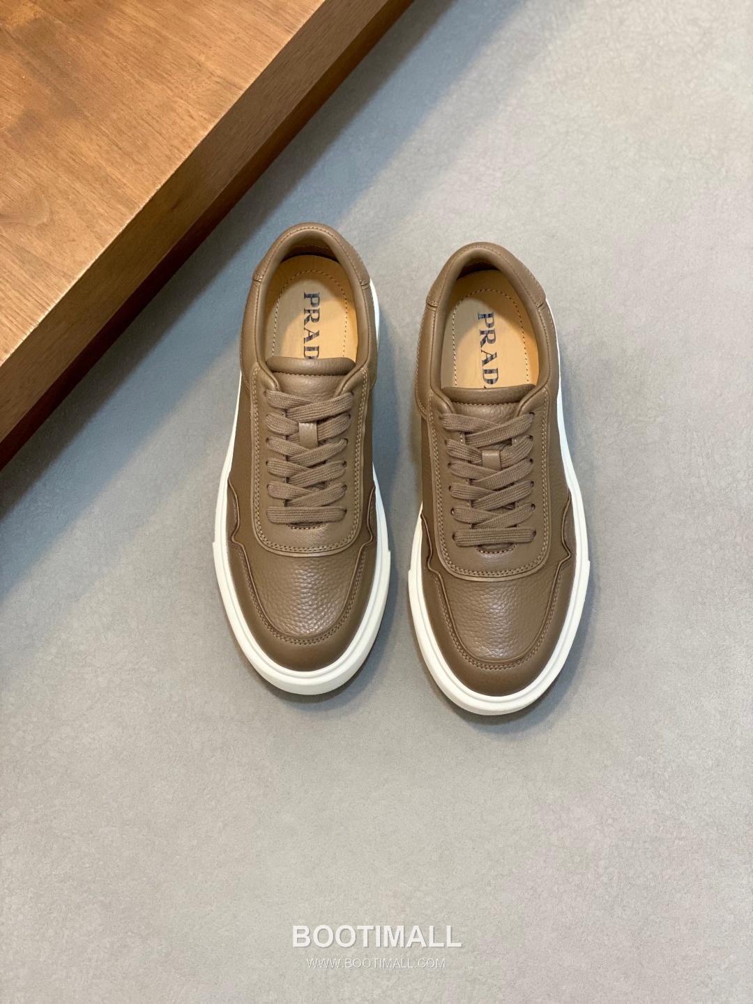 Prada Water Dyed Calfskin Low Sneakers with Logo Detail 프라다 워터염색 카프스킨 로우 스니커즈 로고 디테일 4.0cm 1