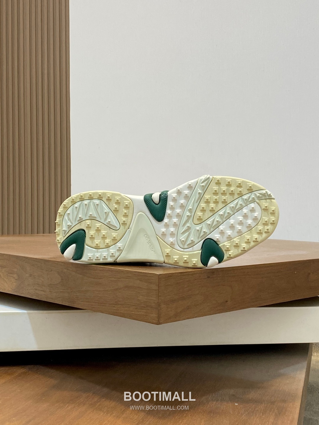 Off-White Hiking Suede Mesh Low Sneakers with Spike Rubber Sole Detail 오프화이트 하이킹 스웨이드 메쉬 로우 스니커즈 스파이크 러버솔 디테일 4.5cm 9