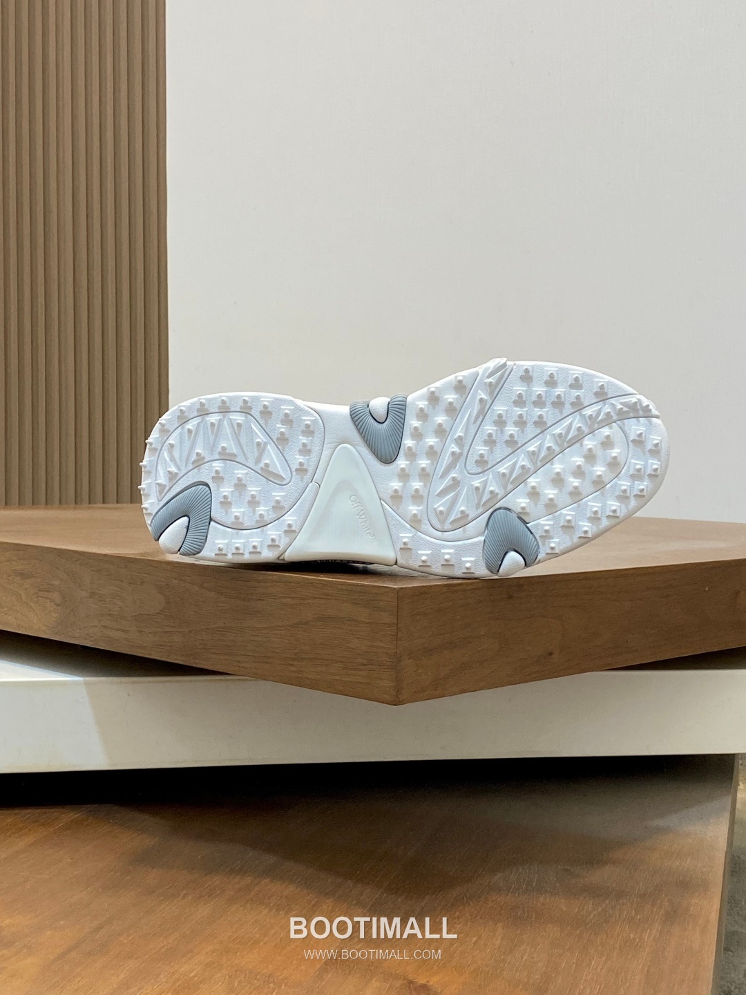 Off-White Hiking Suede Mesh Low Sneakers with Spike Rubber Sole Detail 오프화이트 하이킹 스웨이드 메쉬 로우 스니커즈 스파이크 러버솔 디테일 4.5cm 9