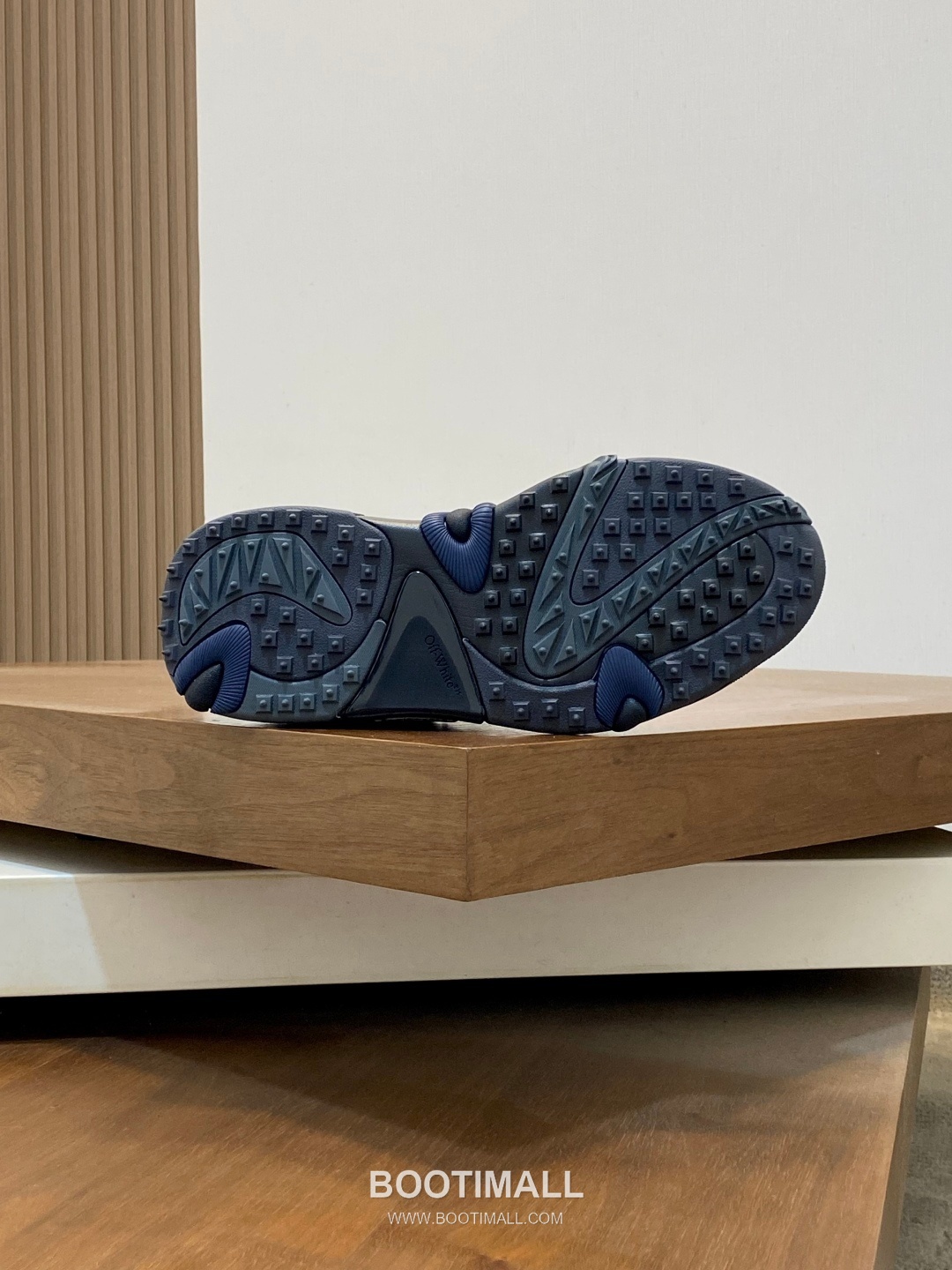 Off-White Hiking Suede Mesh Low Sneakers with Spike Rubber Sole Detail 오프화이트 하이킹 스웨이드 메쉬 로우 스니커즈 스파이크 러버솔 디테일 4.5cm 9