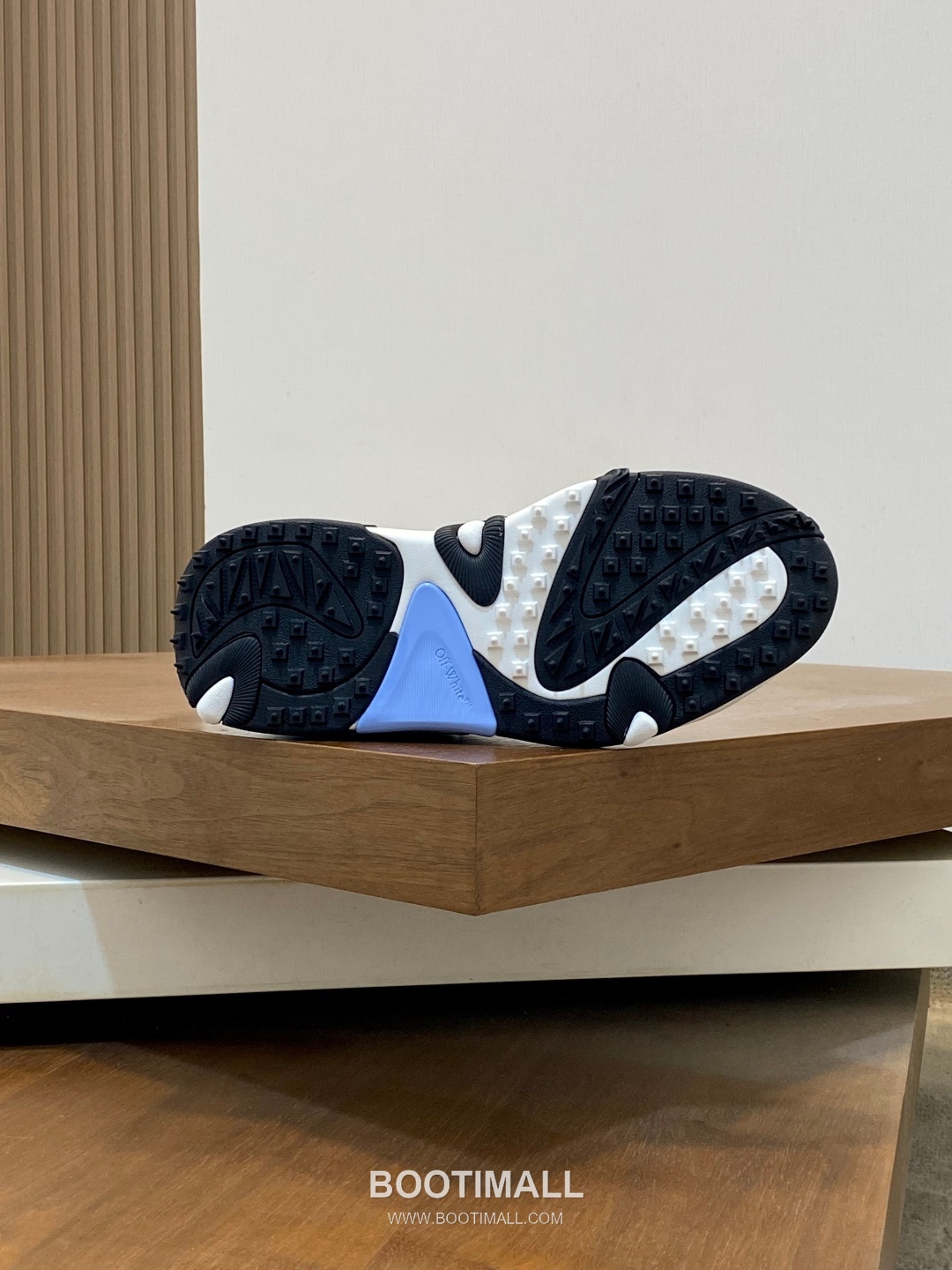 Off-White Hiking Suede Mesh Low Sneakers with Spike Rubber Sole Detail 오프화이트 하이킹 스웨이드 메쉬 로우 스니커즈 스파이크 러버솔 디테일 4.5cm 9