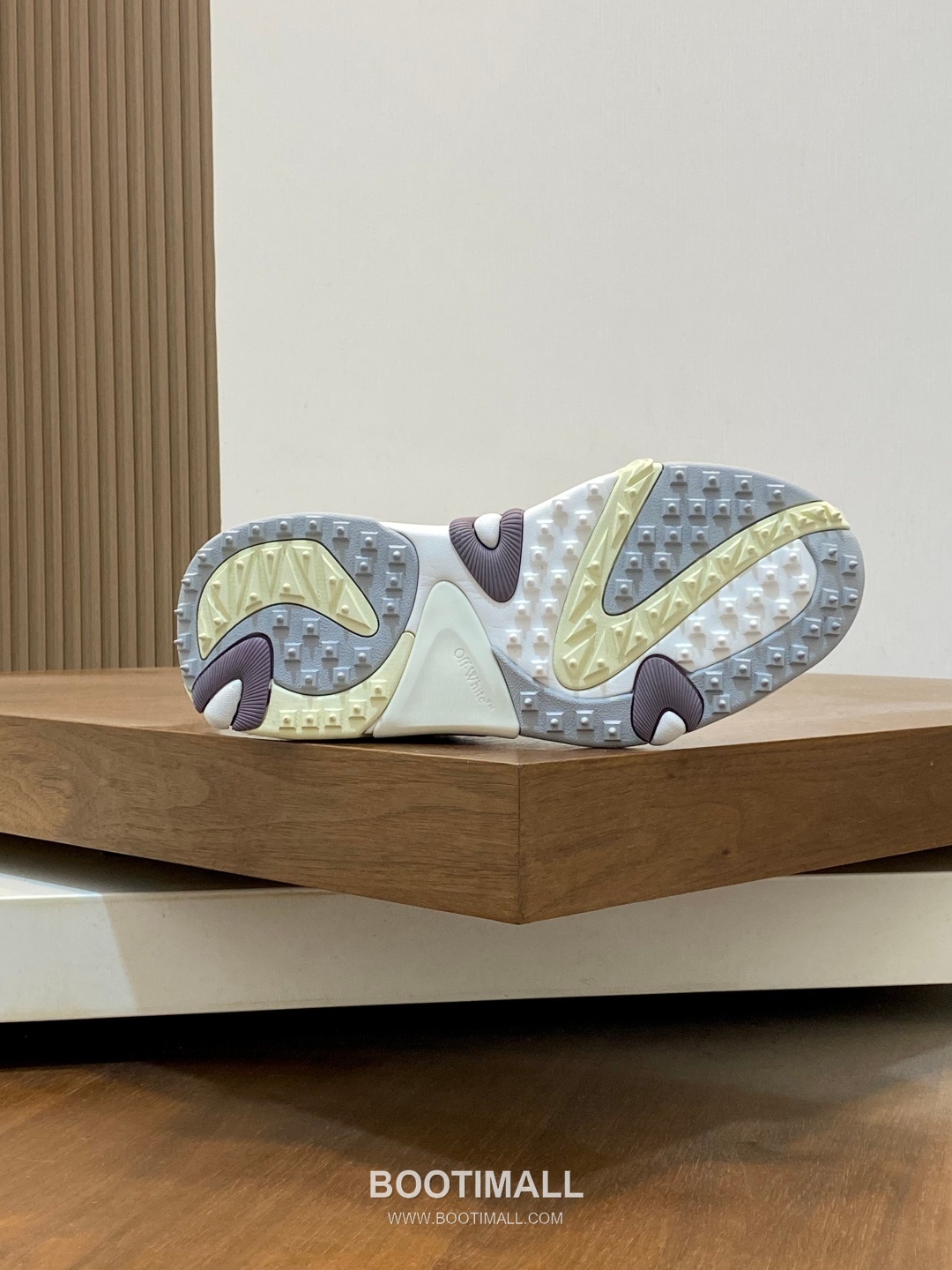 Off-White Hiking Suede Mesh Low Sneakers with Spike Rubber Sole Detail 오프화이트 하이킹 스웨이드 메쉬 로우 스니커즈 스파이크 러버솔 디테일 4.5cm 9