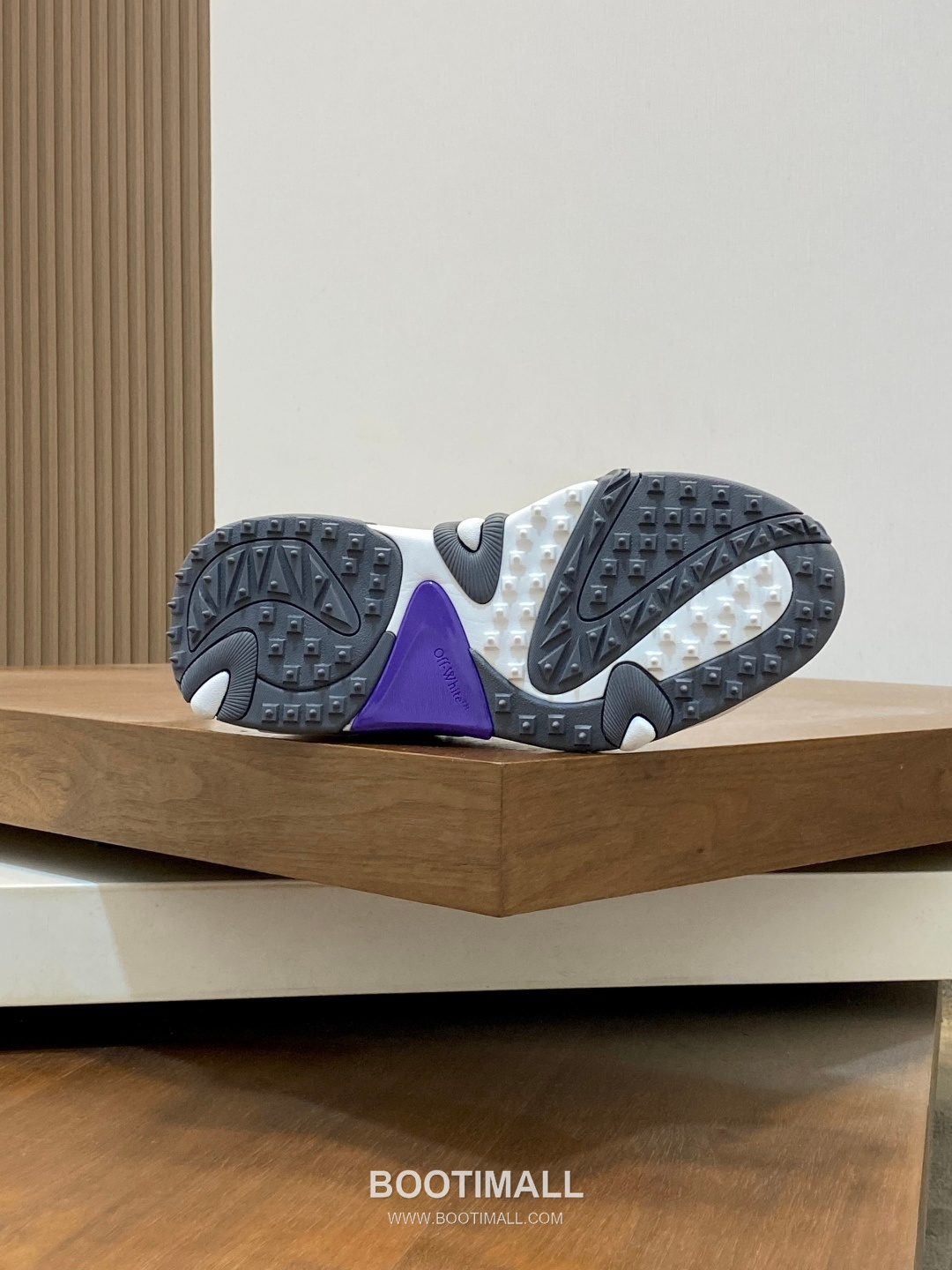 Off-White Hiking Suede Mesh Low Sneakers with Spike Rubber Sole Detail 오프화이트 하이킹 스웨이드 메쉬 로우 스니커즈 스파이크 러버솔 디테일 4.5cm 9