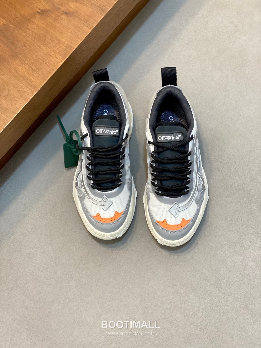 Off-White Hiking Suede Mesh Low Sneakers with Spike Rubber Sole Detail 오프화이트 하이킹 스웨이드 메쉬 로우 스니커즈 스파이크 러버솔 디테일 4.5cm 1