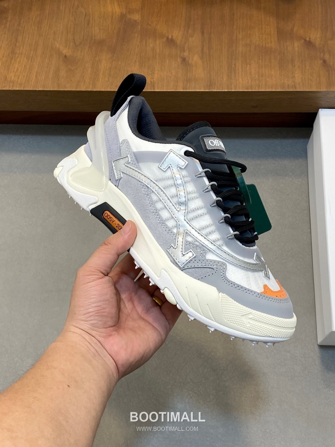 Off-White Hiking Suede Mesh Low Sneakers with Spike Rubber Sole Detail 오프화이트 하이킹 스웨이드 메쉬 로우 스니커즈 스파이크 러버솔 디테일 4.5cm 4