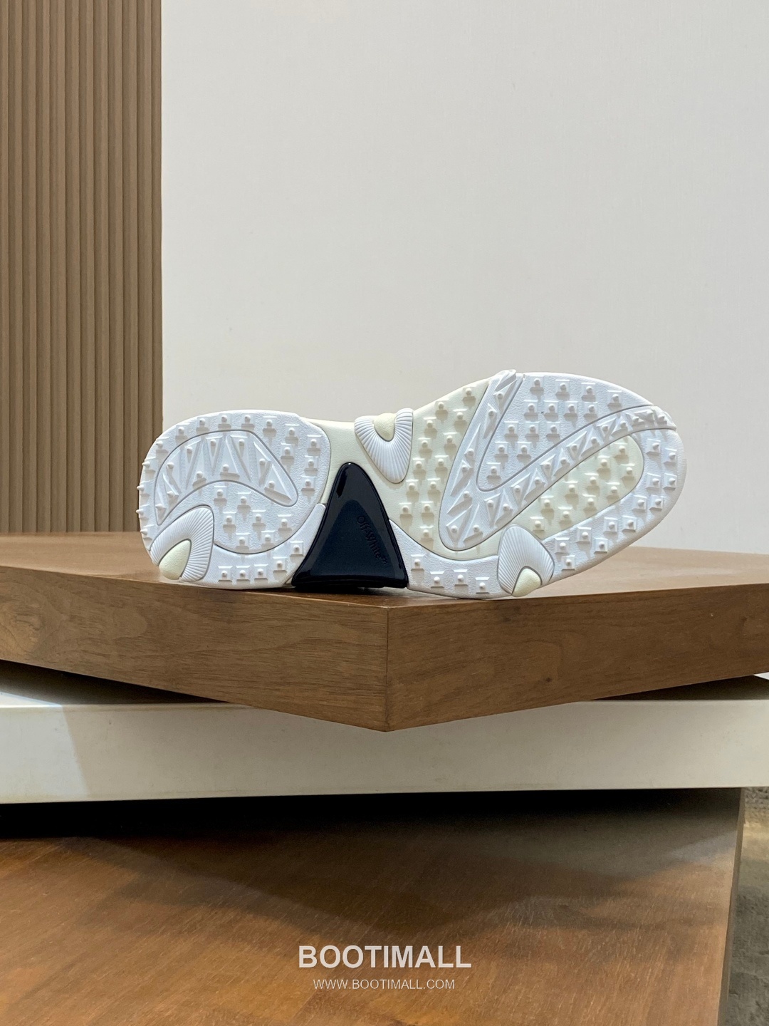 Off-White Hiking Suede Mesh Low Sneakers with Spike Rubber Sole Detail 오프화이트 하이킹 스웨이드 메쉬 로우 스니커즈 스파이크 러버솔 디테일 4.5cm 9