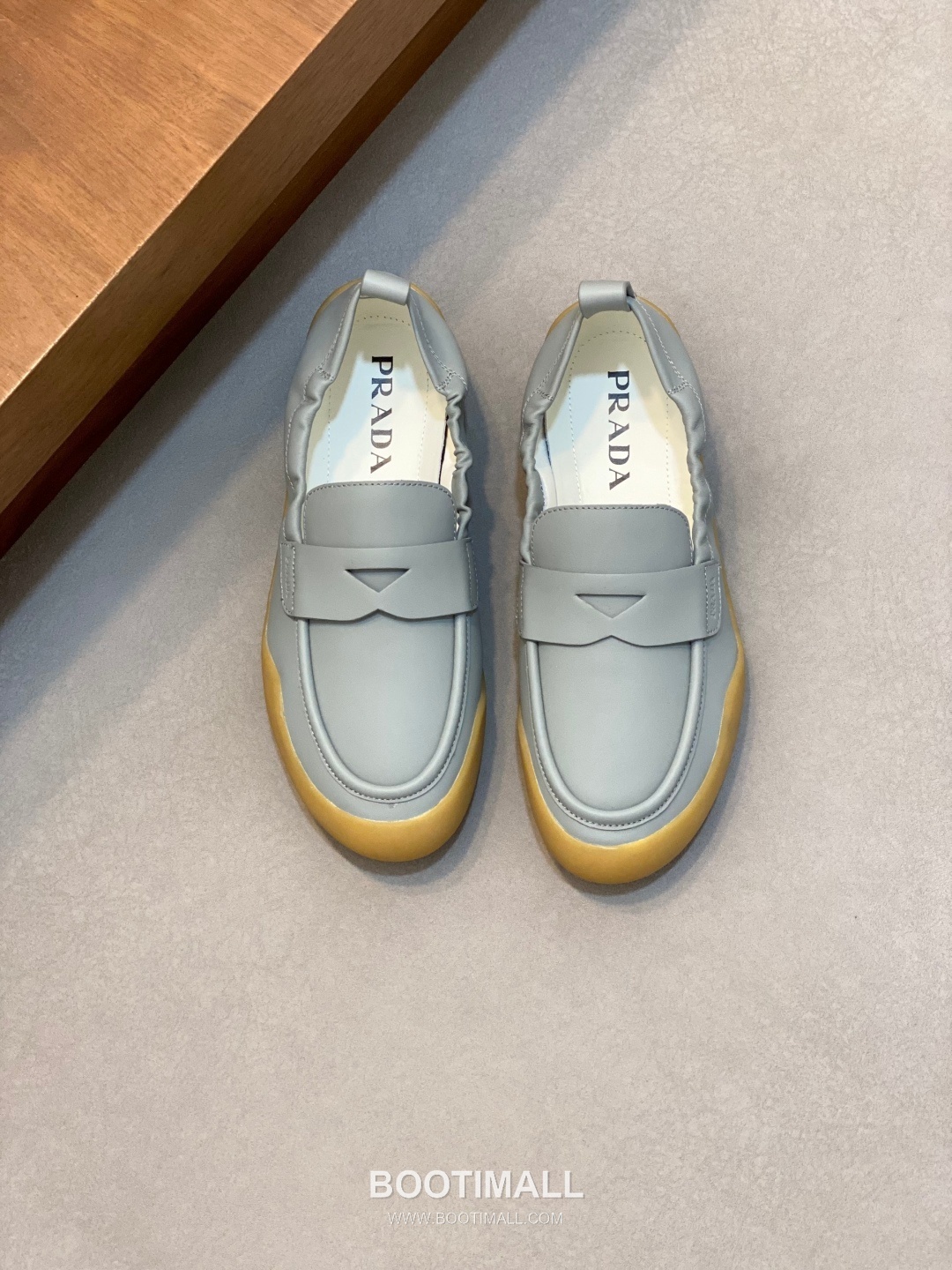 Prada Calfskin Slip-On Low Sneakers with Stitching Detail 프라다 카프스킨 슬립온 로우 스니커즈 스티칭 디테일 4.0cm 1