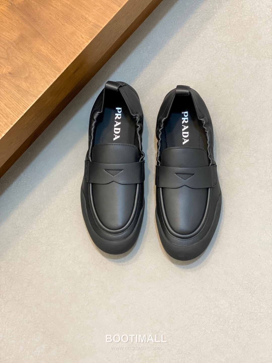 Prada Calfskin Slip-On Low Sneakers with Stitching Detail 프라다 카프스킨 슬립온 로우 스니커즈 스티칭 디테일 4.0cm 1