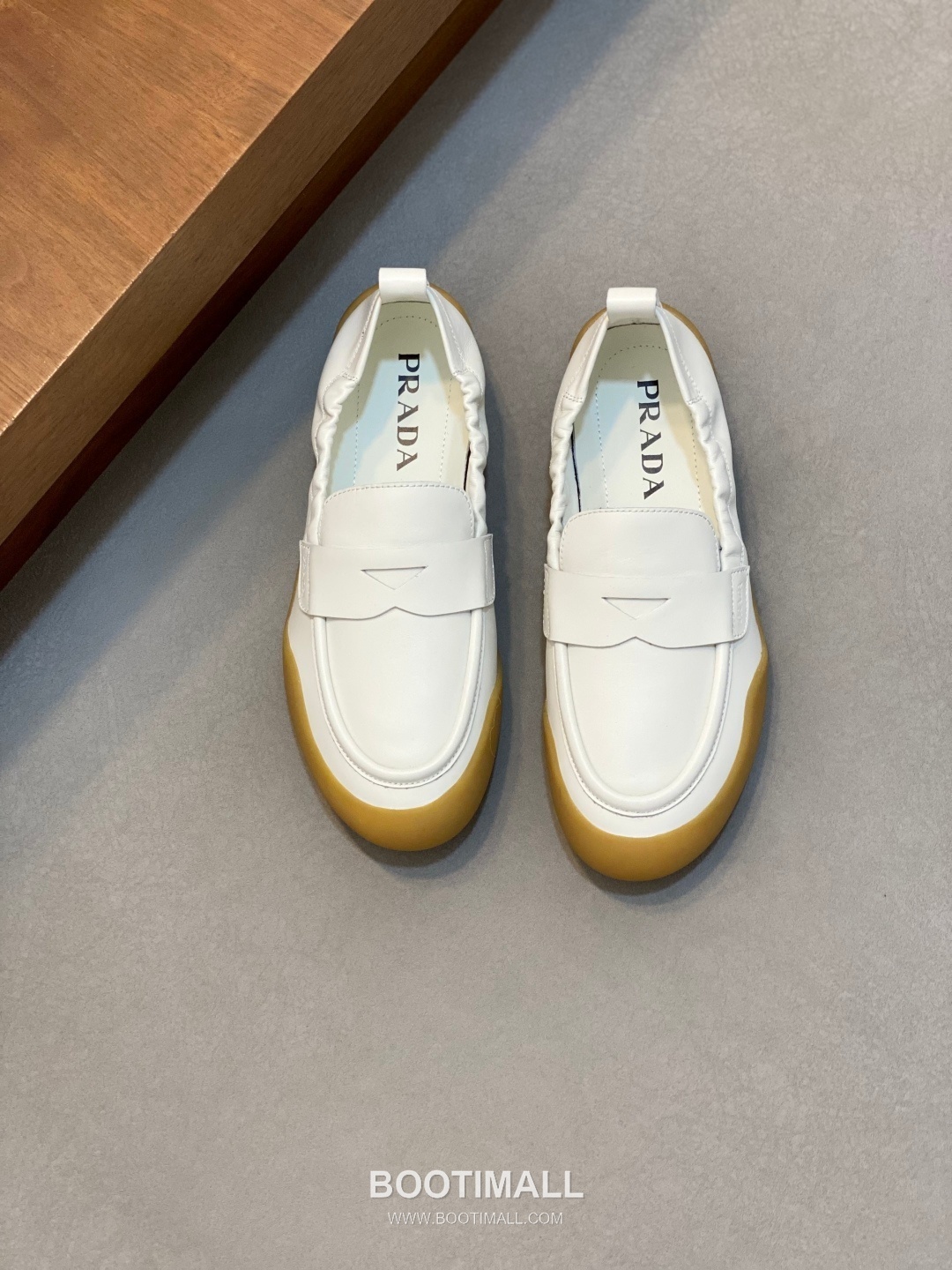 Prada Calfskin Slip-On Low Sneakers with Stitching Detail 프라다 카프스킨 슬립온 로우 스니커즈 스티칭 디테일 4.0cm 1