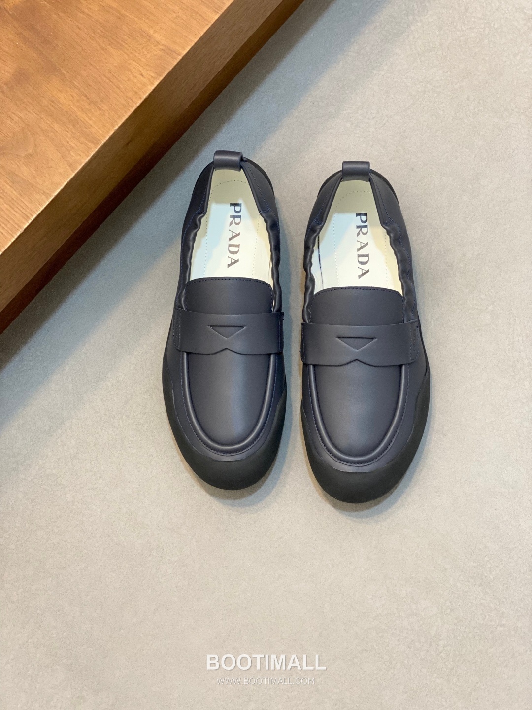 Prada Calfskin Slip-On Low Sneakers with Stitching Detail 프라다 카프스킨 슬립온 로우 스니커즈 스티칭 디테일 4.0cm 1