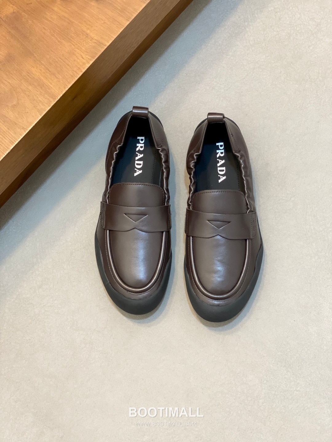 Prada Calfskin Slip-On Low Sneakers with Stitching Detail 프라다 카프스킨 슬립온 로우 스니커즈 스티칭 디테일 4.0cm 1
