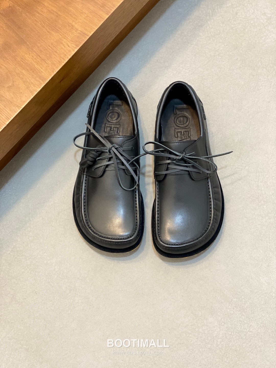 Loewe Suede Calfskin Low Sneakers with Asymmetric Lace TPU Detail 로에베 스웨이드 카프스킨 로우 스니커즈 비대칭 레이스 TPU 디테일 4.5cm 1