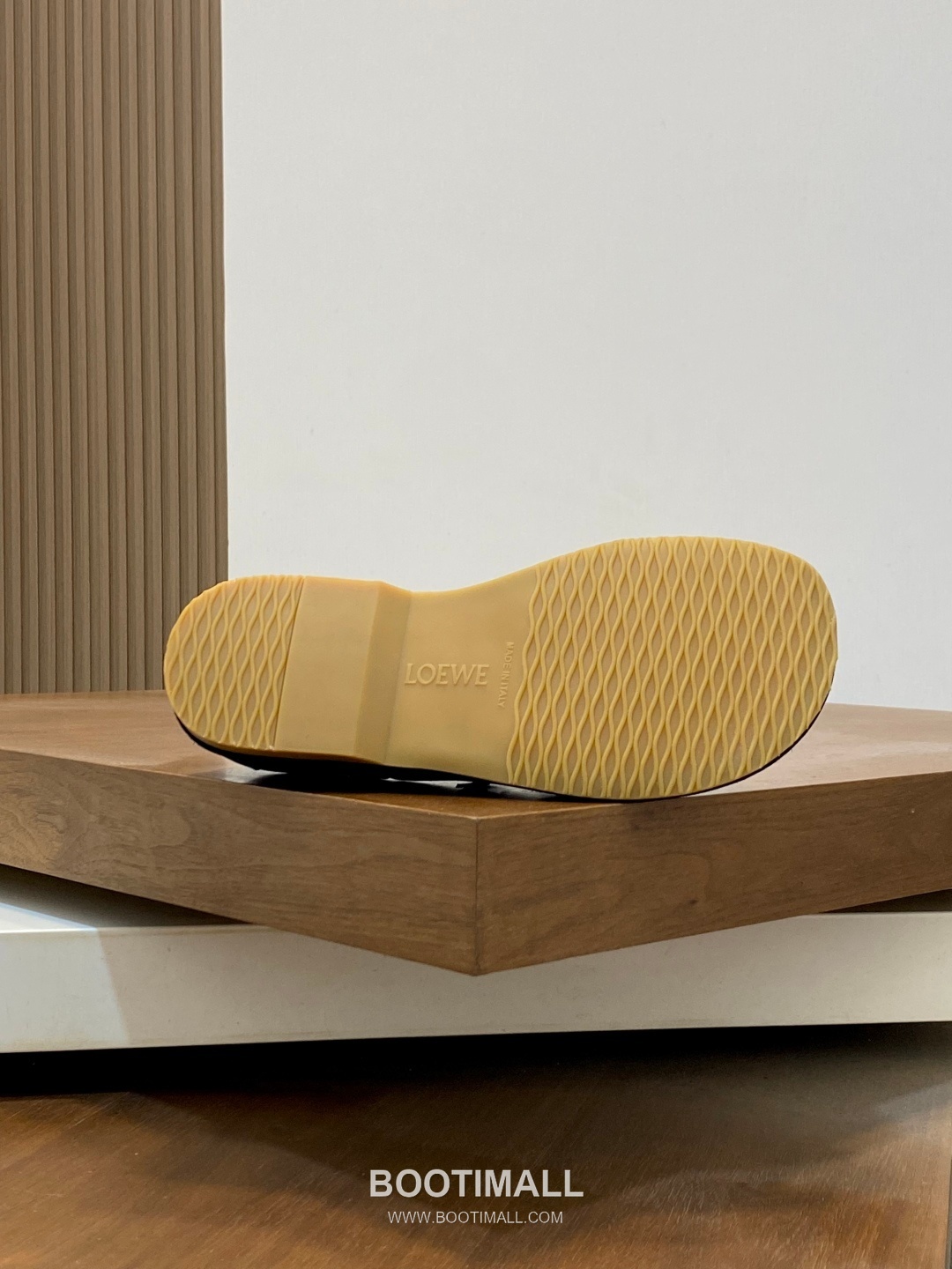 Loewe Suede Calfskin Low Sneakers with Asymmetric Lace TPU Detail 로에베 스웨이드 카프스킨 로우 스니커즈 비대칭 레이스 TPU 디테일 4.5cm 9