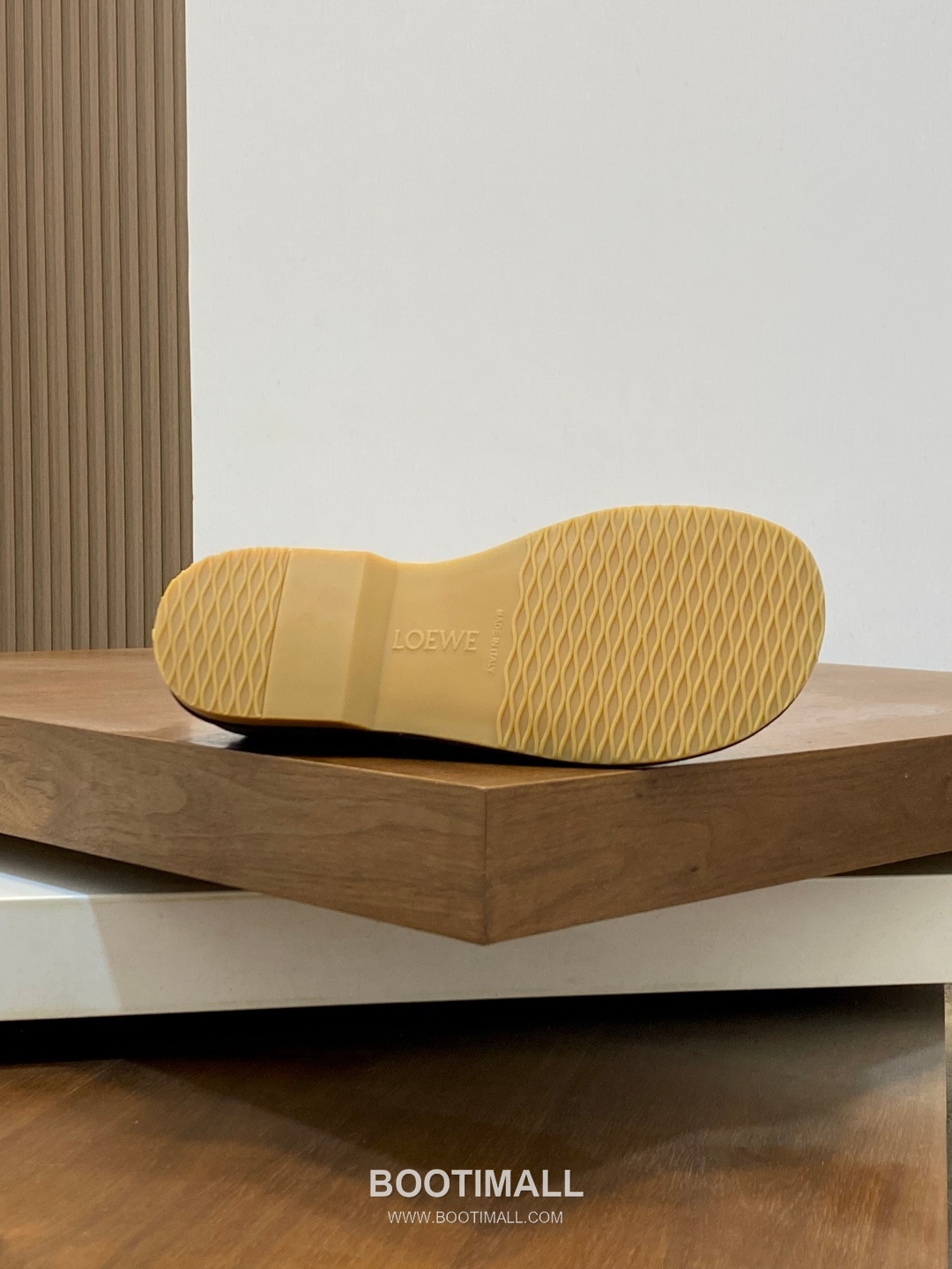 Loewe Suede Calfskin Low Sneakers with Asymmetric Lace TPU Detail 로에베 스웨이드 카프스킨 로우 스니커즈 비대칭 레이스 TPU 디테일 4.5cm 9