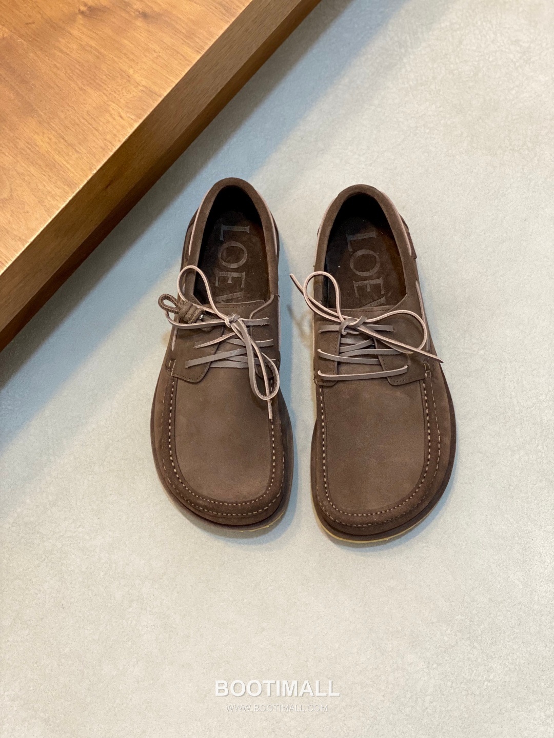 Loewe Suede Calfskin Low Sneakers with Asymmetric Lace TPU Detail 로에베 스웨이드 카프스킨 로우 스니커즈 비대칭 레이스 TPU 디테일 4.5cm 1