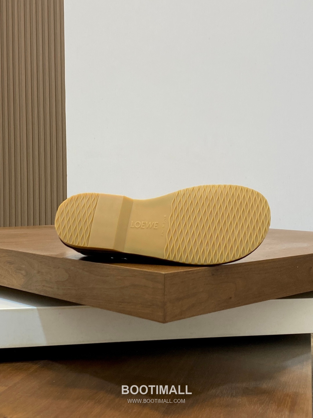 Loewe Suede Calfskin Low Sneakers with Asymmetric Lace TPU Detail 로에베 스웨이드 카프스킨 로우 스니커즈 비대칭 레이스 TPU 디테일 4.5cm 9