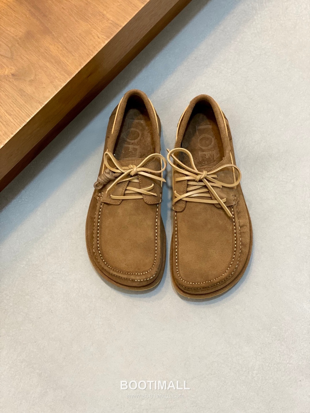 Loewe Suede Calfskin Low Sneakers with Asymmetric Lace TPU Detail 로에베 스웨이드 카프스킨 로우 스니커즈 비대칭 레이스 TPU 디테일 4.5cm 1