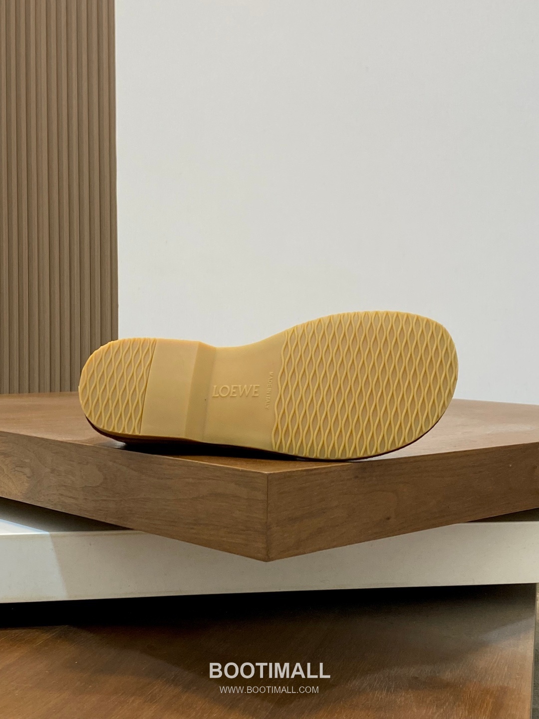 Loewe Suede Calfskin Low Sneakers with Asymmetric Lace TPU Detail 로에베 스웨이드 카프스킨 로우 스니커즈 비대칭 레이스 TPU 디테일 4.5cm 9