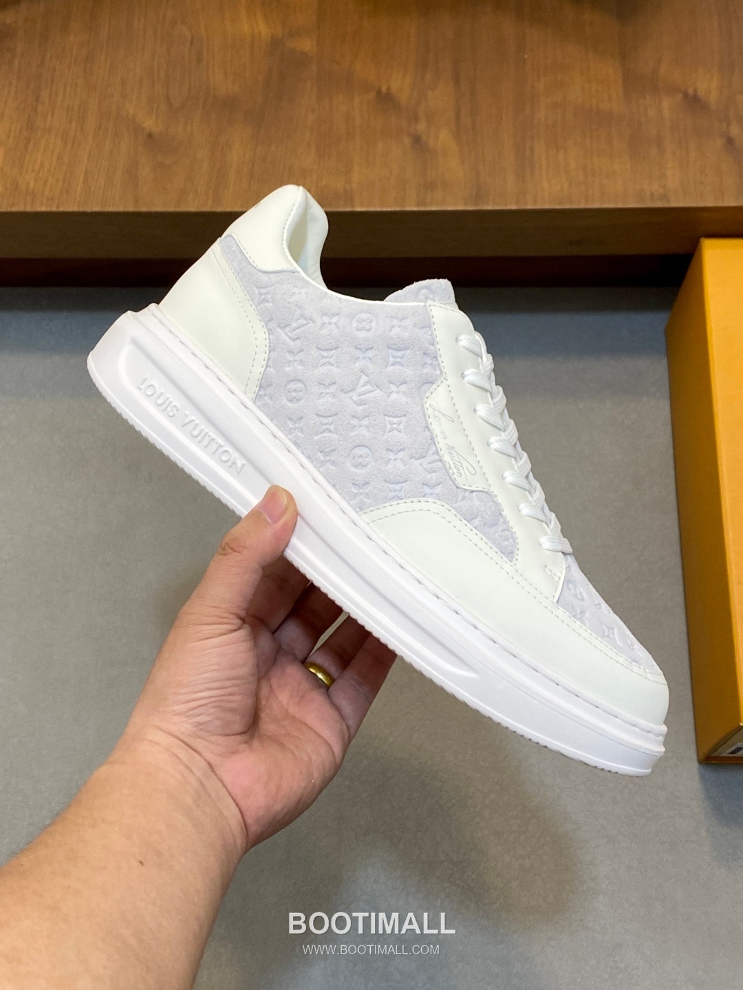 Louis Vuitton Calfskin Low Sneakers with Monogram Logo TPU Sole Detail 루이비통 카프스킨 로우 스니커즈 모노그램 로고 TPU 솔 디테일 4.0cm 4