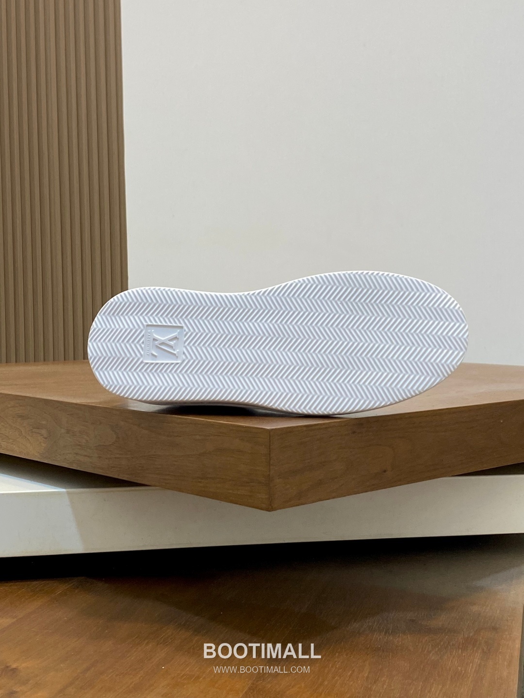 Louis Vuitton Calfskin Low Sneakers with Monogram Logo TPU Sole Detail 루이비통 카프스킨 로우 스니커즈 모노그램 로고 TPU 솔 디테일 4.0cm 9