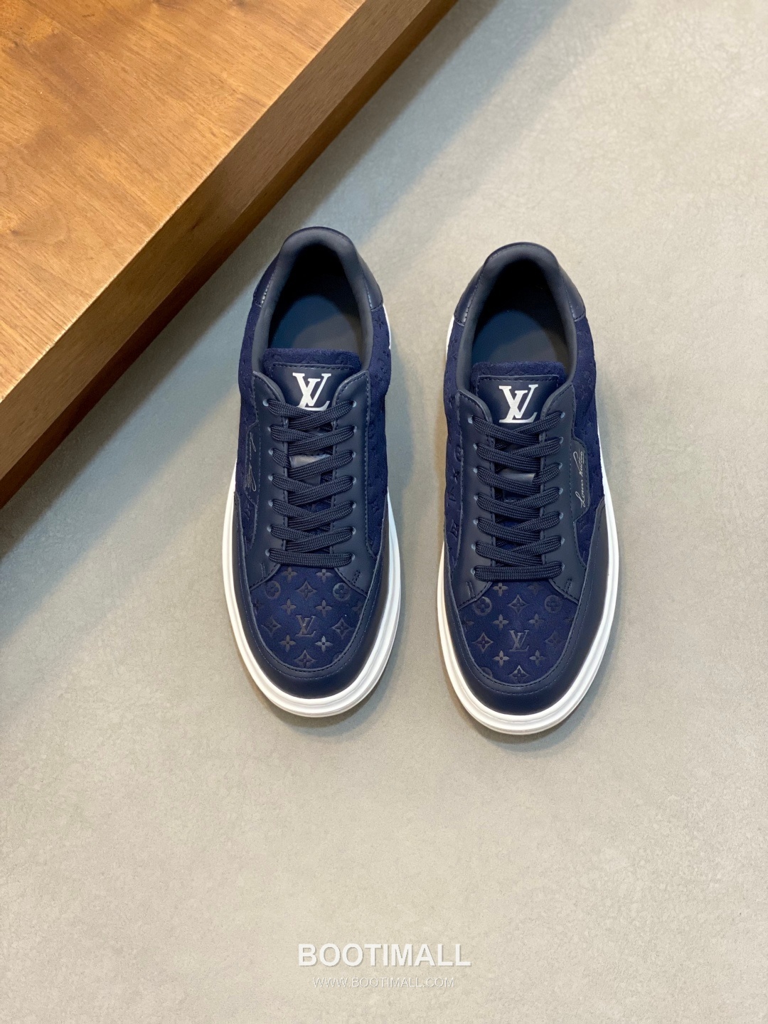 Louis Vuitton Calfskin Low Sneakers with Monogram Logo TPU Sole Detail 루이비통 카프스킨 로우 스니커즈 모노그램 로고 TPU 솔 디테일 4.0cm 1