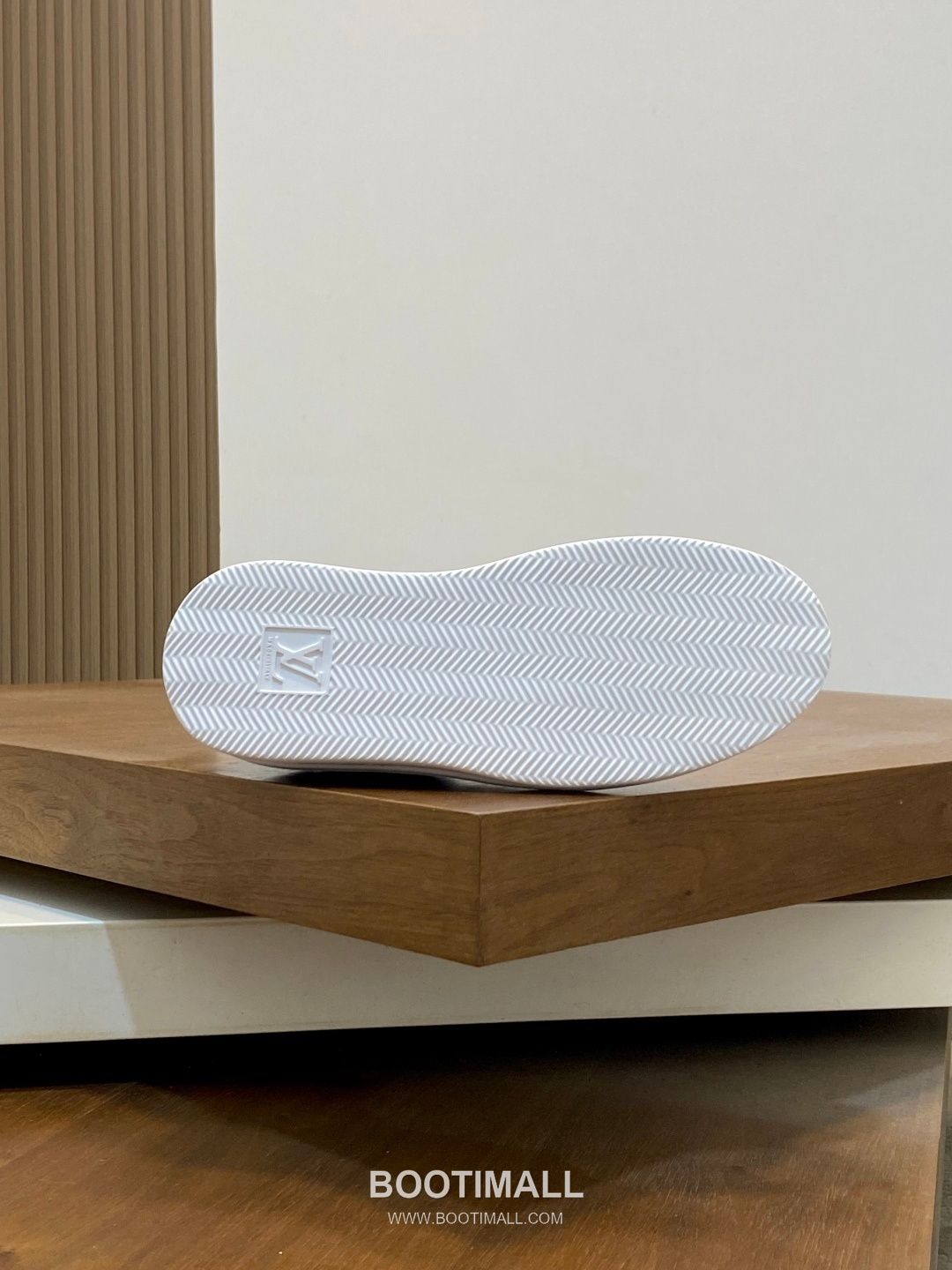 Louis Vuitton Calfskin Low Sneakers with Monogram Logo TPU Sole Detail 루이비통 카프스킨 로우 스니커즈 모노그램 로고 TPU 솔 디테일 4.0cm 9