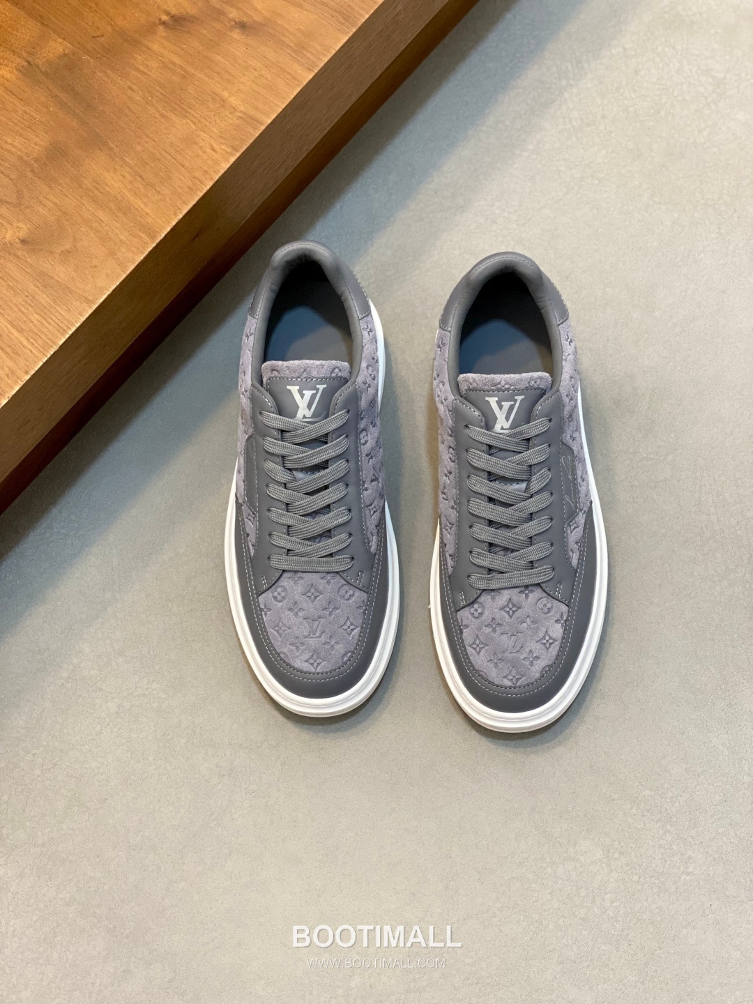 Louis Vuitton Calfskin Low Sneakers with Monogram Logo TPU Sole Detail 루이비통 카프스킨 로우 스니커즈 모노그램 로고 TPU 솔 디테일 4.0cm 1