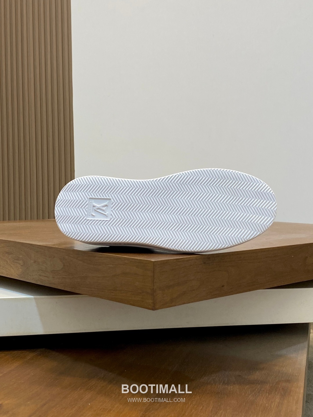 Louis Vuitton Calfskin Low Sneakers with Monogram Logo TPU Sole Detail 루이비통 카프스킨 로우 스니커즈 모노그램 로고 TPU 솔 디테일 4.0cm 9