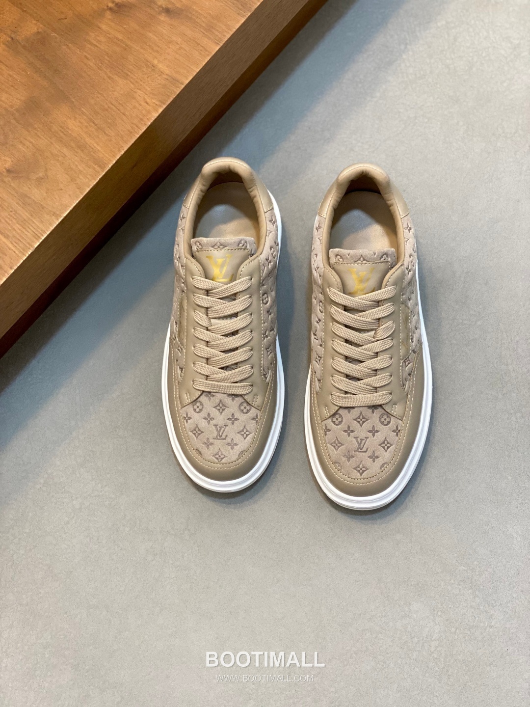 Louis Vuitton Calfskin Low Sneakers with Monogram Logo TPU Sole Detail 루이비통 카프스킨 로우 스니커즈 모노그램 로고 TPU 솔 디테일 4.0cm 1