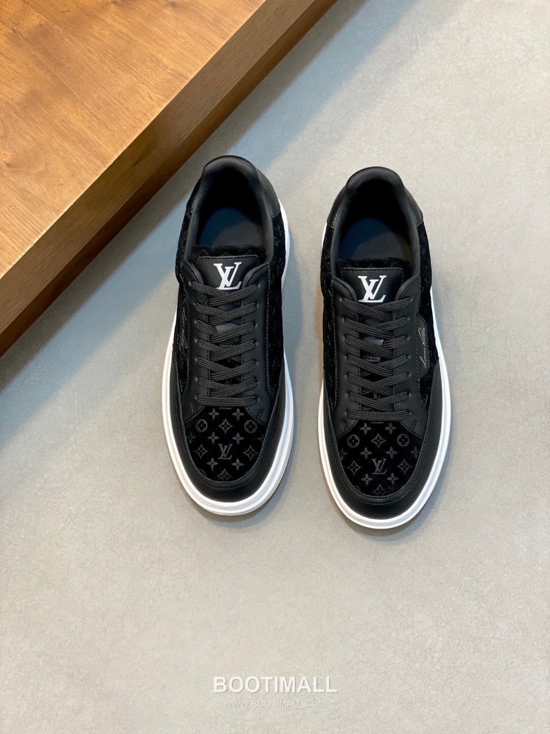 Louis Vuitton Calfskin Low Sneakers with Monogram Logo TPU Sole Detail 루이비통 카프스킨 로우 스니커즈 모노그램 로고 TPU 솔 디테일 4.0cm 1
