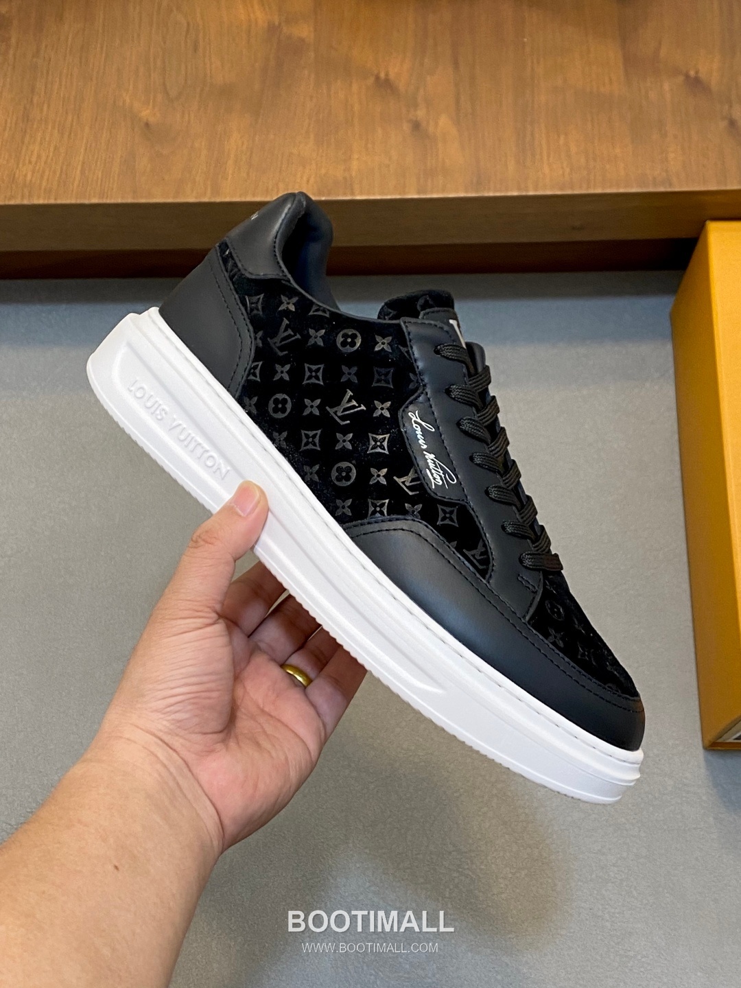 Louis Vuitton Calfskin Low Sneakers with Monogram Logo TPU Sole Detail 루이비통 카프스킨 로우 스니커즈 모노그램 로고 TPU 솔 디테일 4.0cm 4