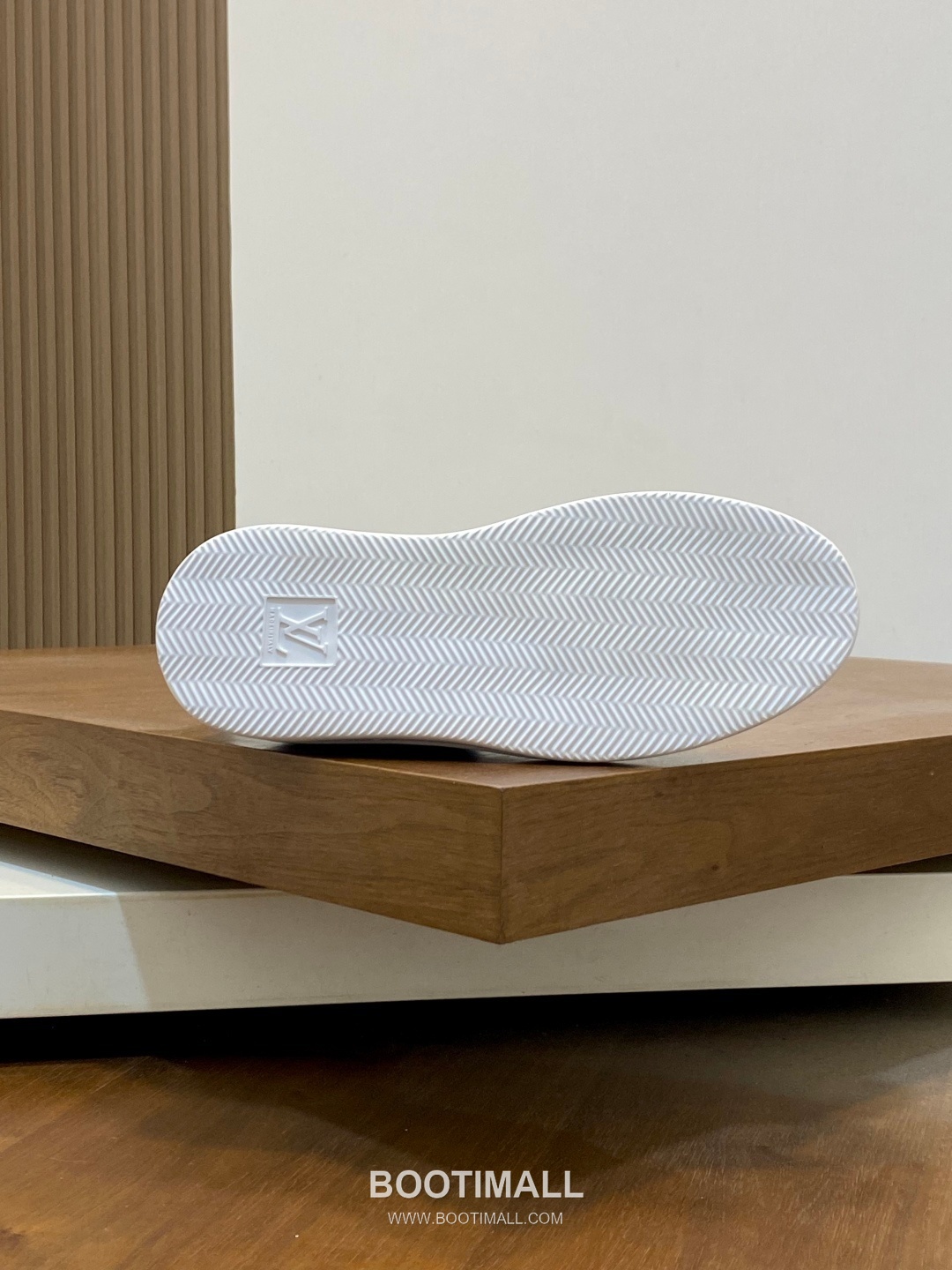 Louis Vuitton Calfskin Low Sneakers with Monogram Logo TPU Sole Detail 루이비통 카프스킨 로우 스니커즈 모노그램 로고 TPU 솔 디테일 4.0cm 9