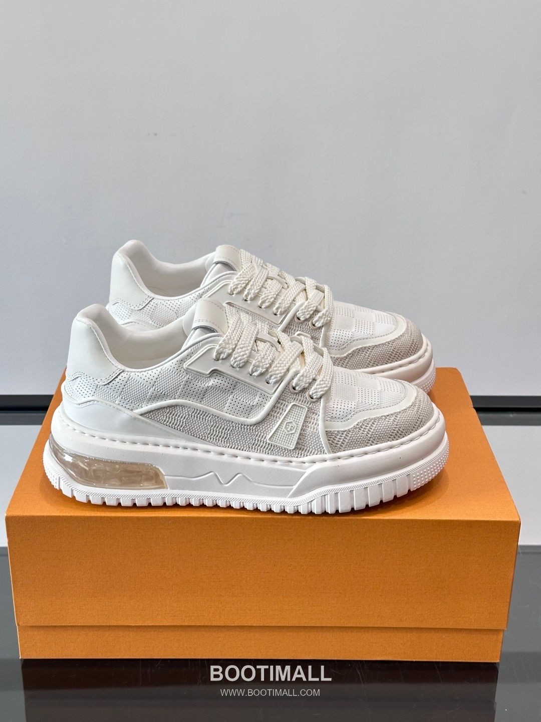 Louis Vuitton Calfskin Low Sneakers with Embossed Logo Tongue Detail 루이비통 카프스킨 로우 스니커즈 엠보싱 로고 텅 디테일 4.5cm 1
