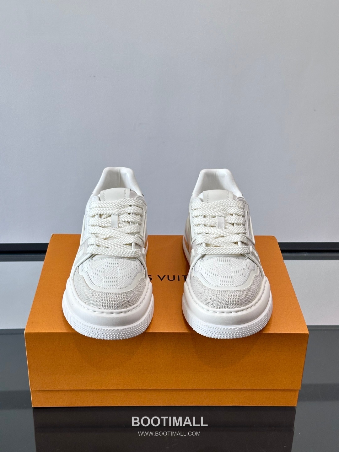 Louis Vuitton Calfskin Low Sneakers with Embossed Logo Tongue Detail 루이비통 카프스킨 로우 스니커즈 엠보싱 로고 텅 디테일 4.5cm 2