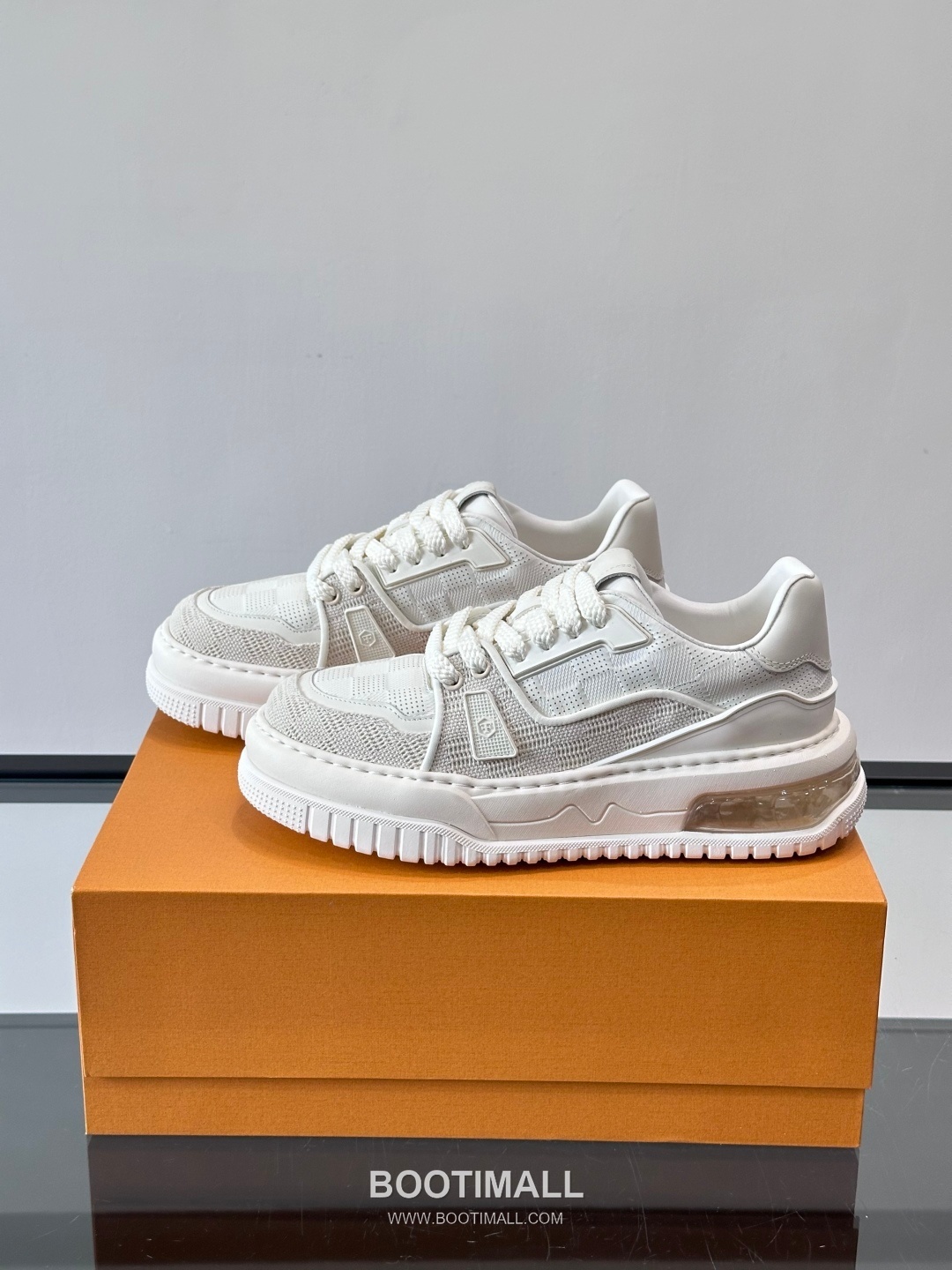 Louis Vuitton Calfskin Low Sneakers with Embossed Logo Tongue Detail 루이비통 카프스킨 로우 스니커즈 엠보싱 로고 텅 디테일 4.5cm 3