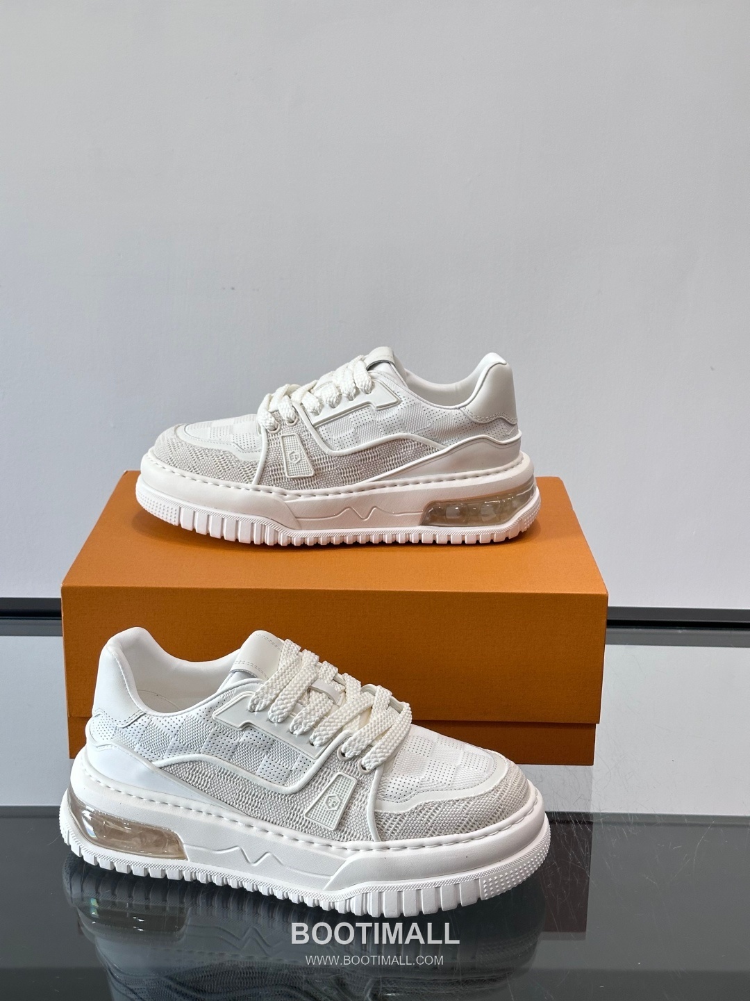 Louis Vuitton Calfskin Low Sneakers with Embossed Logo Tongue Detail 루이비통 카프스킨 로우 스니커즈 엠보싱 로고 텅 디테일 4.5cm 4